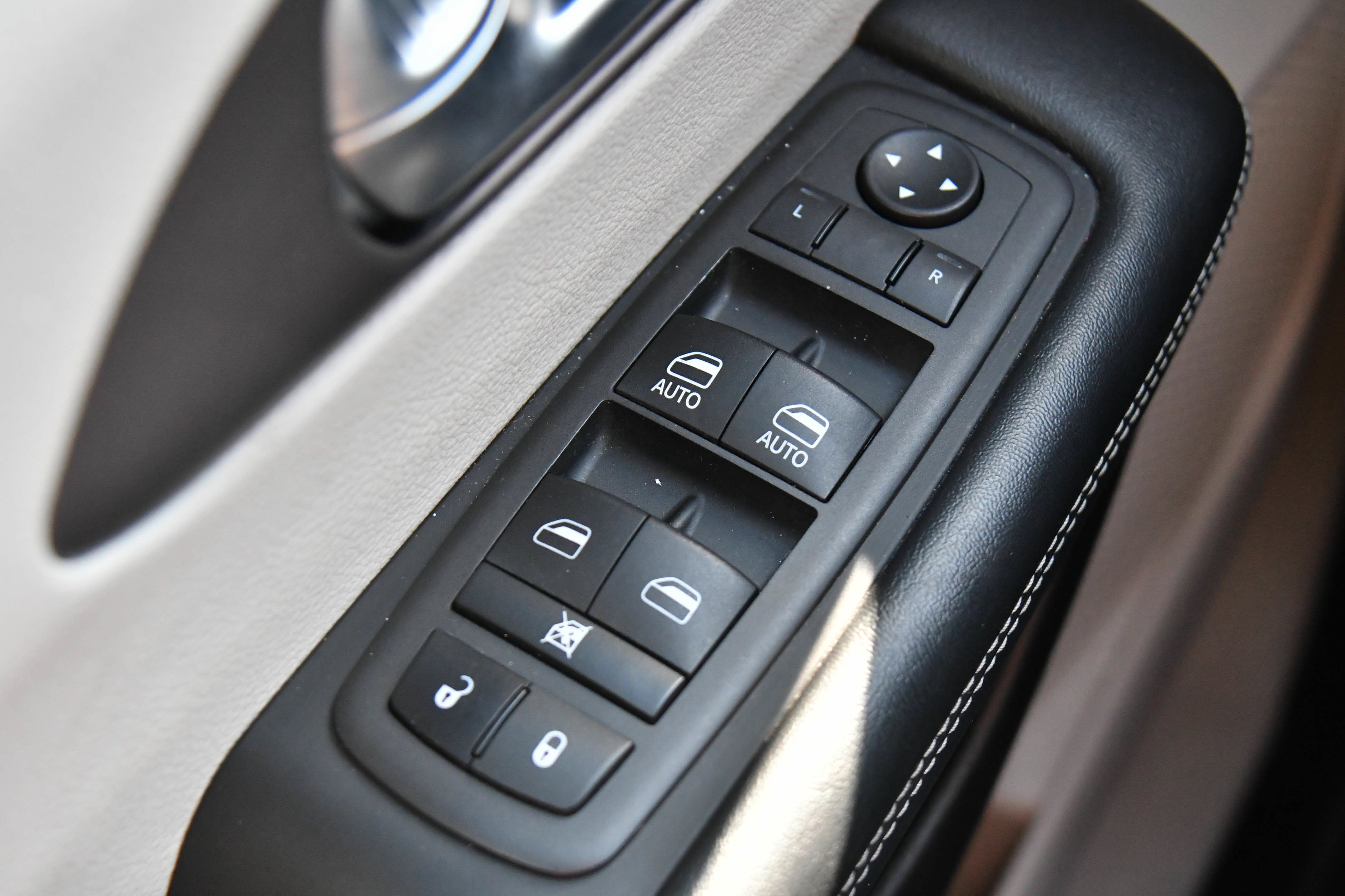 Used 2023 Chrysler Voyager LX FWD image 33