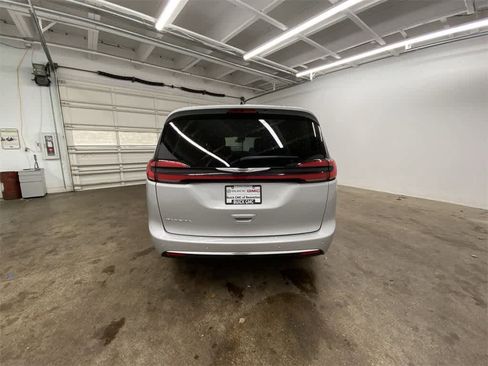 Used 2024 Chrysler Pacifica Touring-L image 5