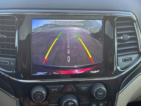 Used 2020 Jeep Grand Cherokee Limited image 22