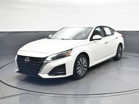 Used 2023 Nissan Altima 2.5 SV FWD image 12