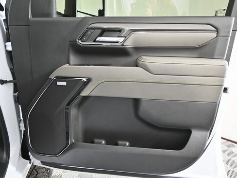 Used 2025 Chevrolet Silverado 2500 ZR2 w/ Technology Package image 13