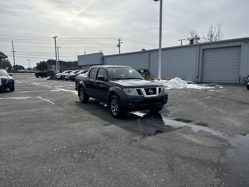 Used 2020 Nissan Frontier SV image 3