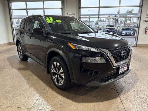 Used 2023 Nissan Rogue SV image 4