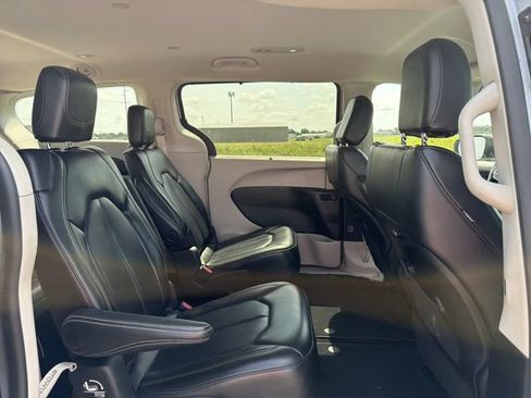 Used 2023 Chrysler Pacifica Touring-L FWD image 16