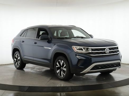 Used 2022 Volkswagen Atlas Cross Sport SE image 2