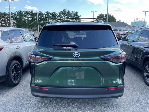 Used 2025 Toyota Sienna XLE FWD image 11