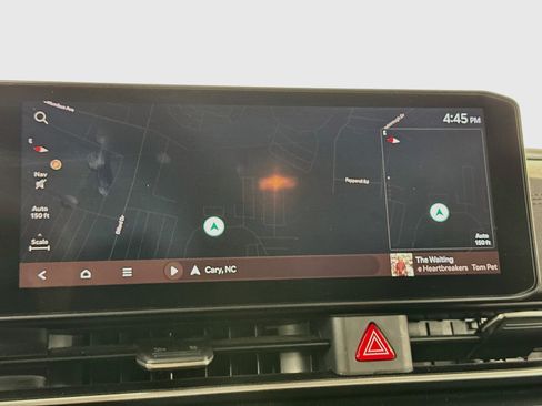 Used 2025 Kia Carnival FWD image 22