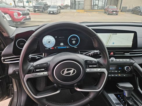 Used 2025 Hyundai Elantra SEL image 17