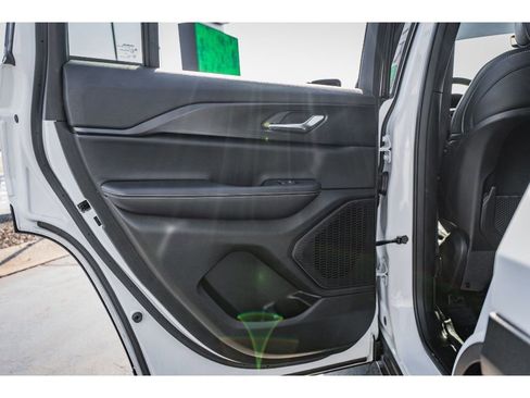 Used 2025 Jeep Grand Cherokee Altitude image 21