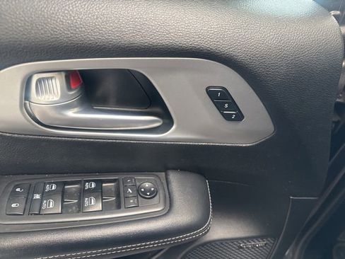 Used 2018 Chrysler Pacifica Limited w/ Advanced Safetytec Group FWD image 18
