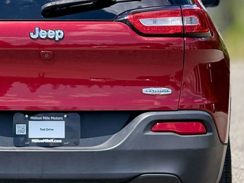 Used 2017 Jeep Cherokee Latitude w/ Comfort & Sound Group AWD/4WD image 14