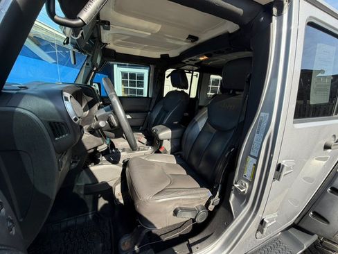Used 2015 Jeep Wrangler Unlimited Rubicon w/ Connectivity Group AWD/4WD image 7