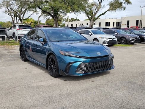 Used 2025 Toyota Camry SE image 1