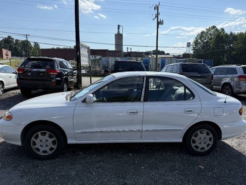 Used 2000 Hyundai Elantra GLS FWD image 2