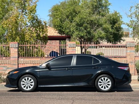 Used 2019 Toyota Camry LE image 3