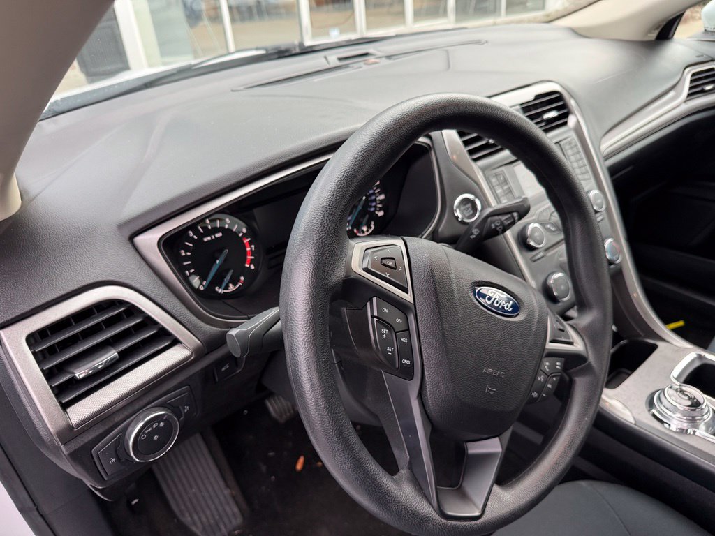 Used 2017 Ford Fusion SE FWD image 7