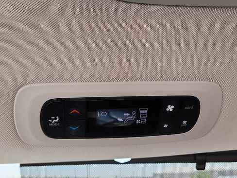Used 2023 Chrysler Pacifica Touring-L FWD image 10