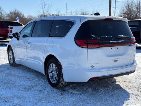 Used 2025 Chrysler Pacifica Select image 6