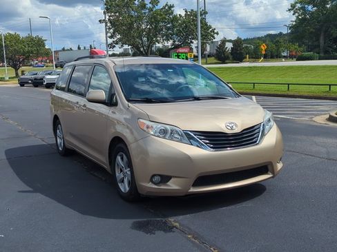 Used 2012 Toyota Sienna LE FWD image 3