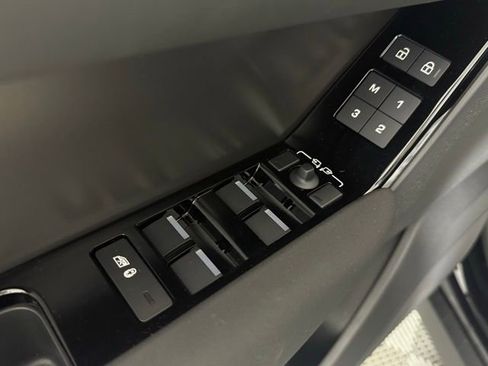 New 2025 Land Rover Range Rover Velar Dynamic SE image 28