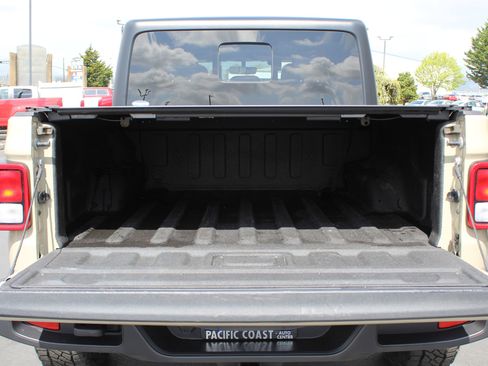 Used 2022 Jeep Gladiator Overland w/ Popular Equipment Package AWD/4WD image 17