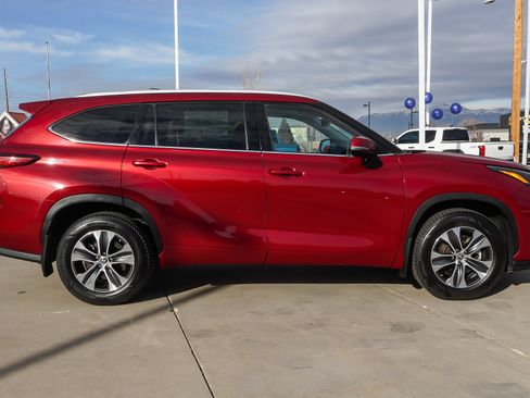 Certified 2022 Toyota Highlander XLE image 9