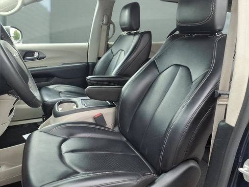 Used 2023 Chrysler Pacifica Touring-L FWD image 13