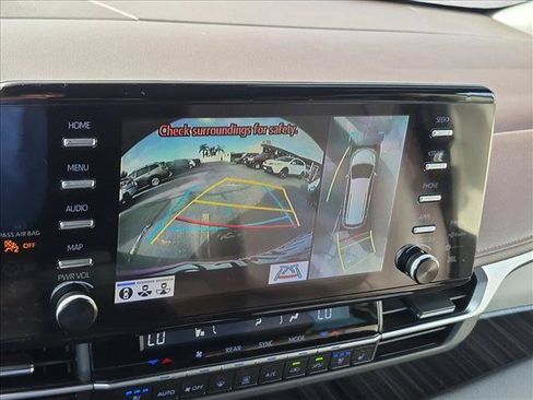 Used 2024 Toyota Sienna Platinum AWD/4WD image 11
