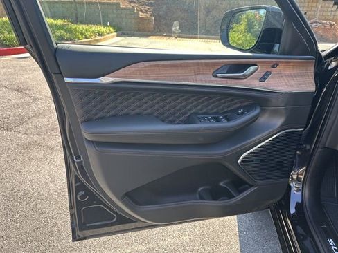 New 2025 Jeep Grand Cherokee Summit image 10