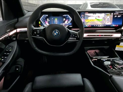 Used 2025 BMW i5 eDrive40i w/ Premium Package image 8