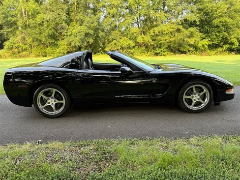 Used 2004 Chevrolet Corvette Coupe RWD image 33