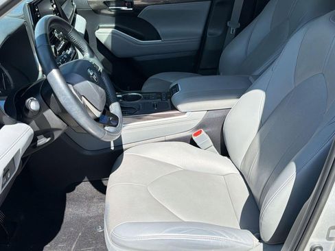 Used 2022 Toyota Highlander Limited image 5