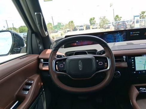 Used 2025 Lincoln Navigator Reserve AWD/4WD image 7