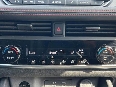 Used 2025 Nissan Rogue SV image 17