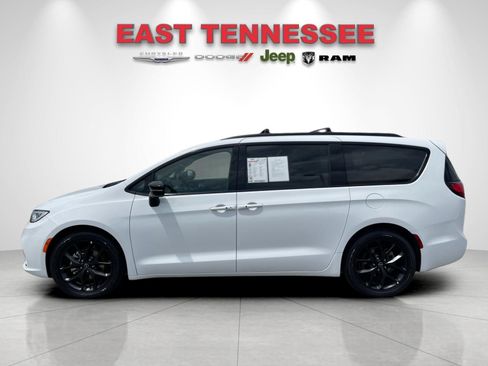 Used 2025 Chrysler Pacifica Limited FWD image 6