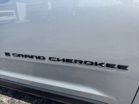 Used 2024 Jeep Grand Cherokee Altitude AWD/4WD image 39