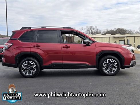 Used 2025 Subaru Forester Premium image 2