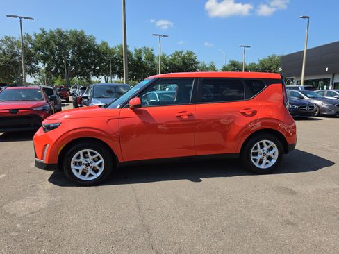 Certified 2025 Kia Soul LX w/ LX Technology Package FWD image 5