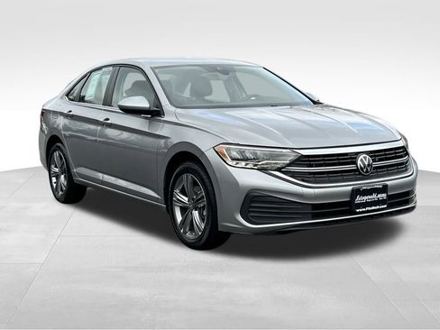 Used 2024 Volkswagen Jetta SE image 1