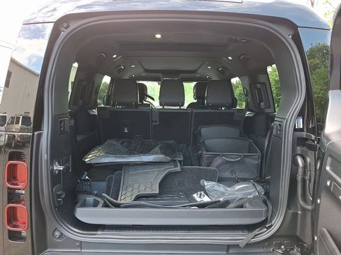 Certified 2025 Land Rover Defender 130 X-Dynamic SE image 29