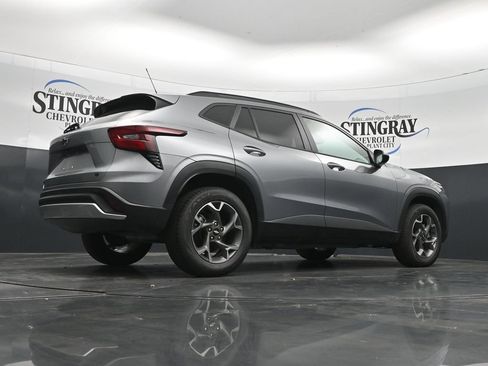 Used 2024 Chevrolet Trax LT w/ Sunroof Package FWD image 32