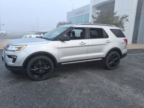 Used 2018 Ford Explorer XLT image 3