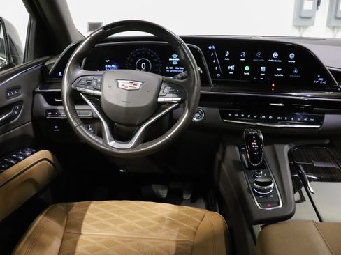 Used 2024 Cadillac Escalade Premium Luxury AWD/4WD image 28
