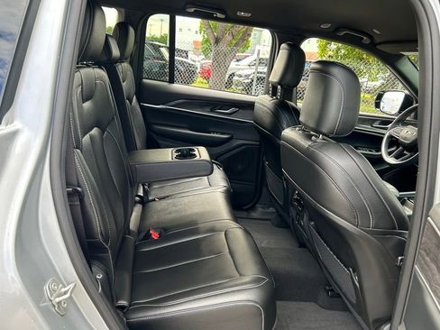 Certified 2024 Jeep Grand Cherokee Limited w/ Black Appearance Package image 40