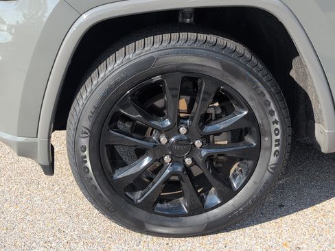 Used 2020 Jeep Grand Cherokee Altitude RWD image 11