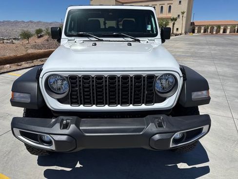 Used 2025 Jeep Gladiator Sport AWD/4WD image 8