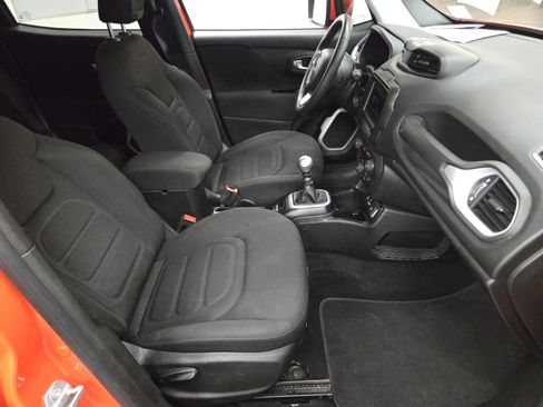 Used 2018 Jeep Renegade Latitude FWD image 12