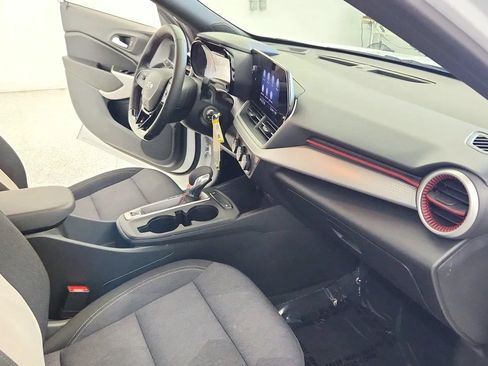 Used 2024 Chevrolet Trax RS FWD image 27