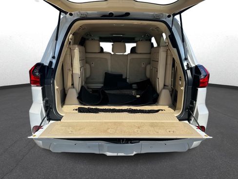 Used 2021 Lexus LX 570 4WD w/ Luxury Package image 11