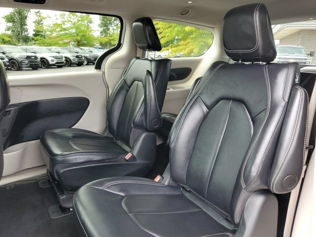 Used 2024 Chrysler Pacifica Limited FWD image 32